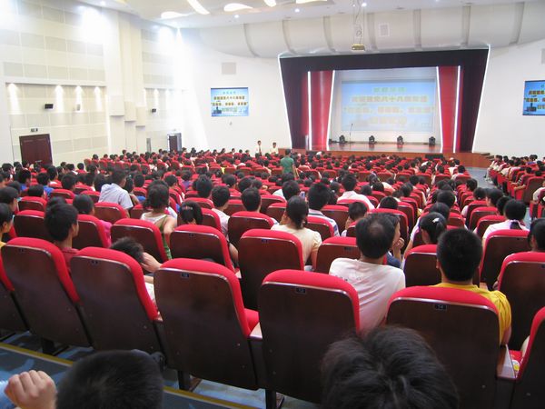 慶祝建黨八十八周年“應(yīng)危機(jī)、講奉獻(xiàn)、求發(fā)展”演講比賽